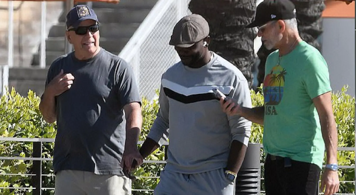 Bruce Willis torna a farsi vedere dopo le voci contrastanti sulla salute: la passeggiata in spiaggia Bruce Willis torna a farsi vedere dopo le voci contrastanti sulla salute: la passeggiata in spiaggia