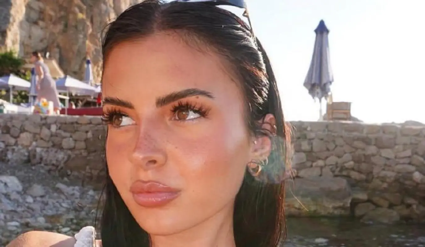 Bufera su Camilla De Pandis: il video con il falso “pass disabili” per saltare la fila scatena l’indignazione Bufera su Camilla De Pandis: il video con il falso “pass disabili” per saltare la fila scatena l’indignazione