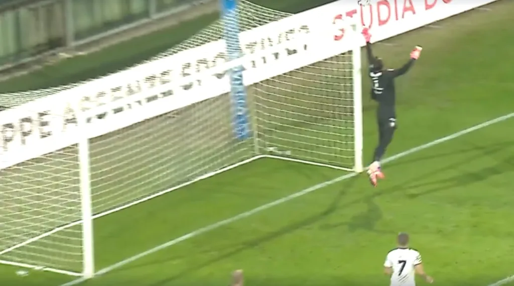 Crotone pericoloso in avvio di partita