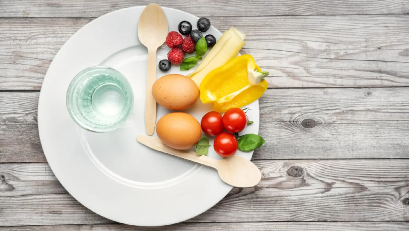 Mangiare meno per vivere meglio: la restrizione calorica a lungo termine protegge il cervello dall’invecchiamento