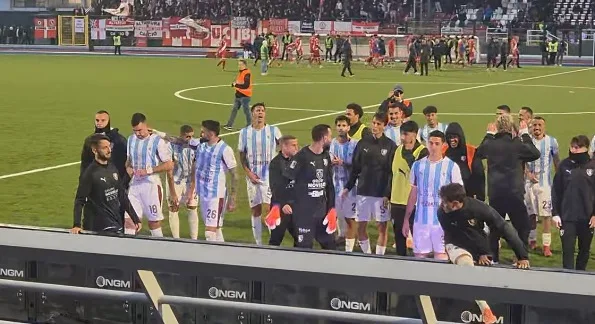 I calciatori granata festeggiano con i tifosi a fine gara
