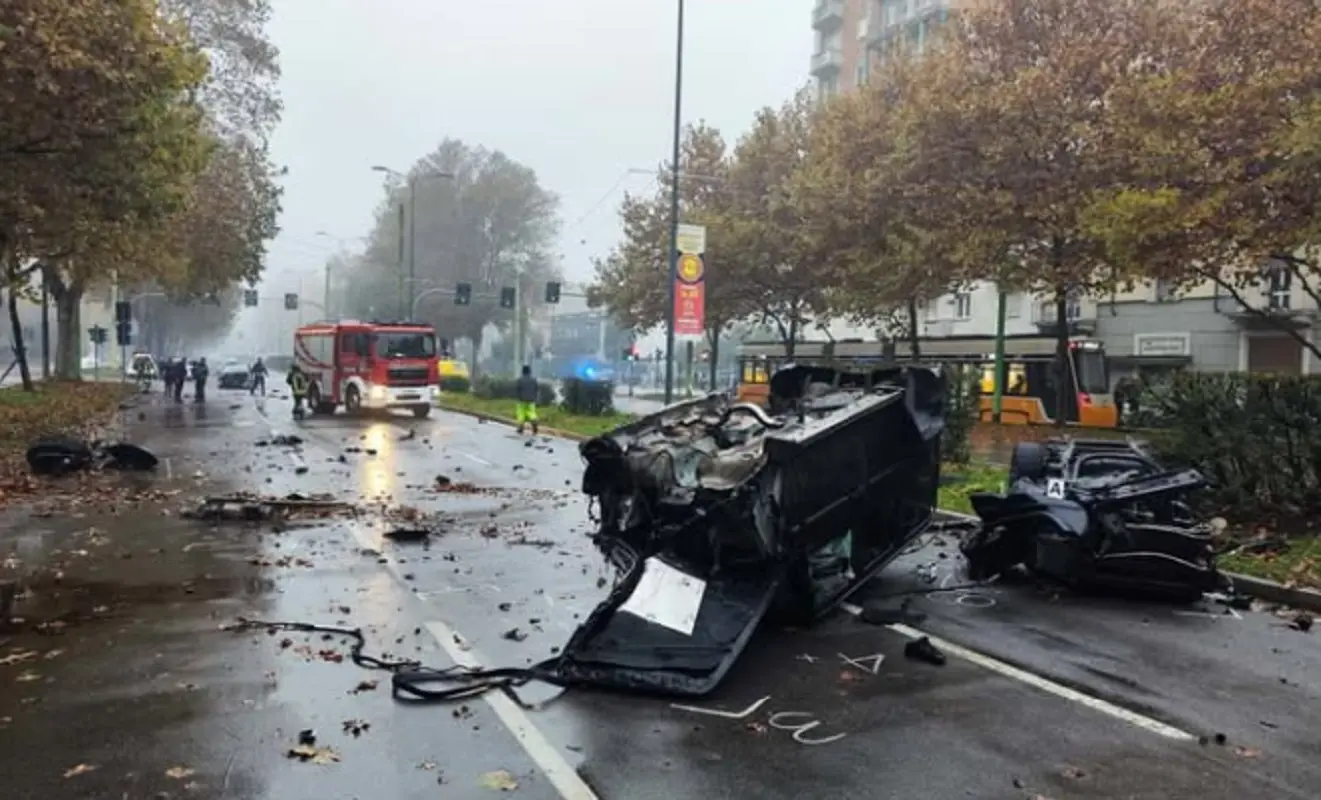 Schianto all’alba a Milano: giovani gravissimi, uno senza patente: ‘Ero sul tram’, conducente positivo Schianto all’alba a Milano: giovani gravissimi, uno senza patente: ‘Ero sul tram’, conducente positivo