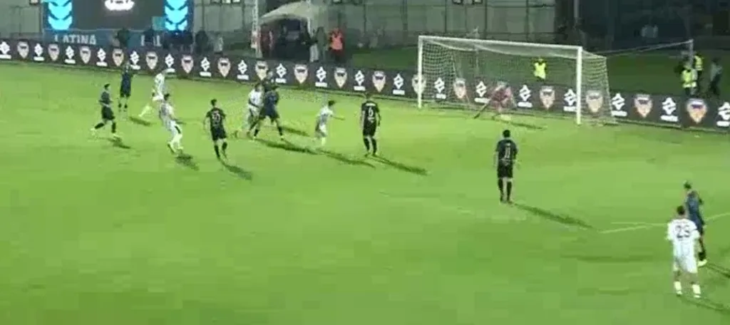 Il colpo di testa di Ferraris termina di poco a lato