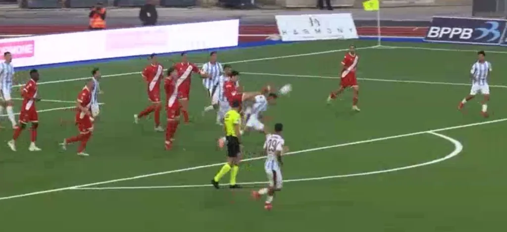 Il fallo da rigore su Ferrari