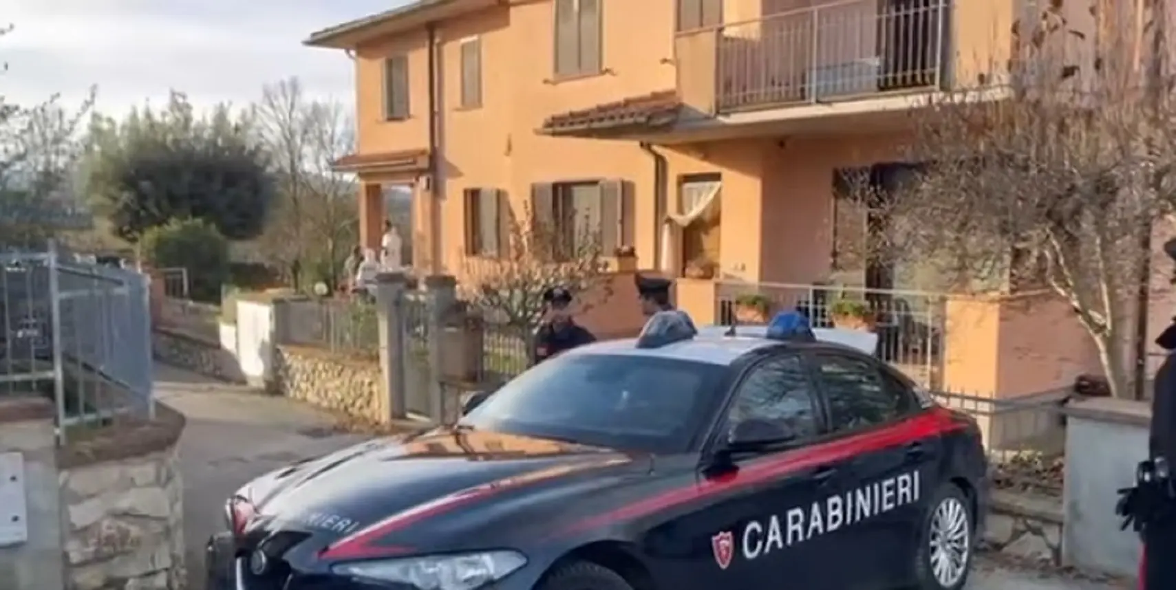 ‘Ho deciso di fare una follia’: coppia trovata morta in casa a Po’ Bandino, ipotesi femminicidio suicidio