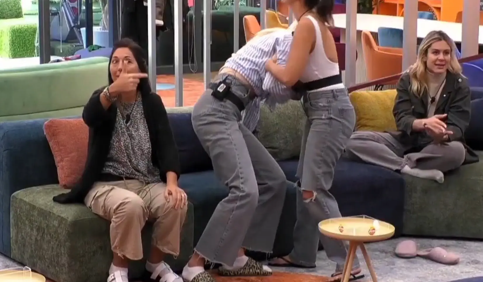 Grande Fratello, Giulia Soponariu sviene in diretta: come sta ora la concorrente di 19 anni