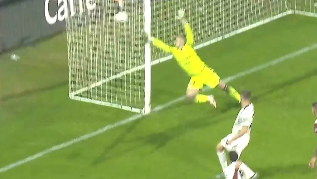 Il portiere del Crotone salva su Ferraris