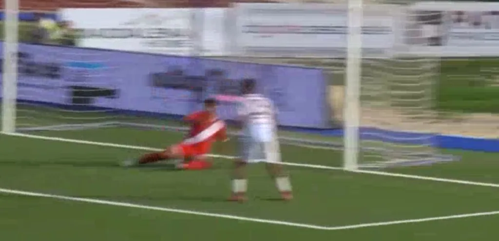 Il salvataggio sulla linea su tiro di Di Vico