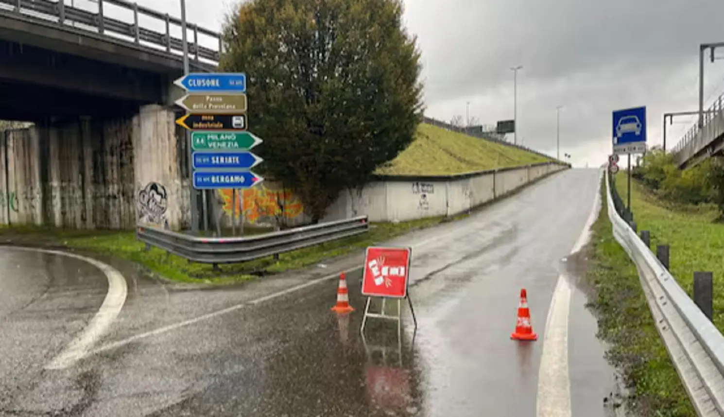 Il tratto di strada inibito al traffico dopo l'incidente