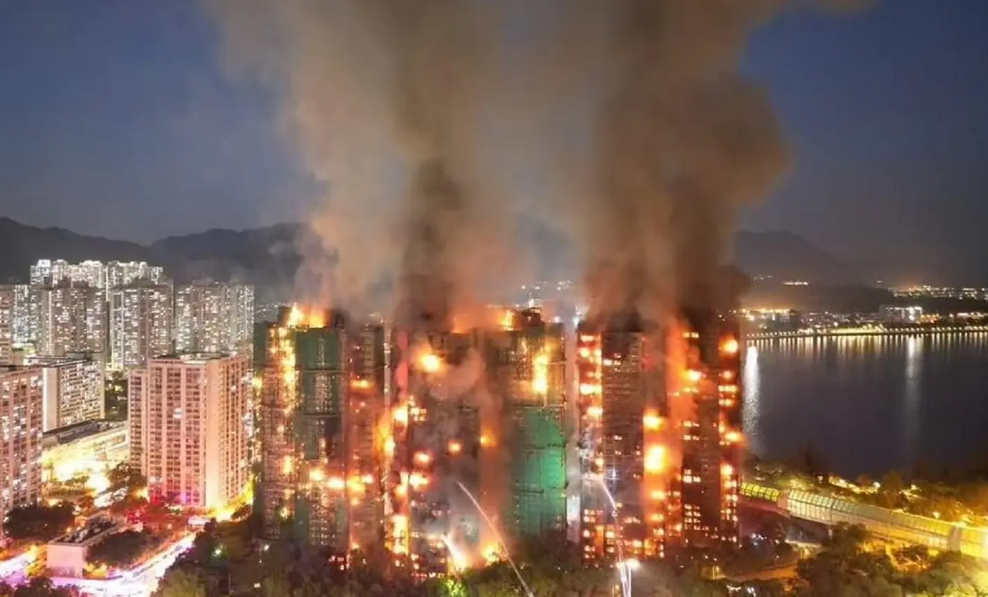 Inferno di fuoco a Hong Kong: almeno 36 morti e 279 dispersi nel maxi rogo dei palazzi popolari di Tai Po