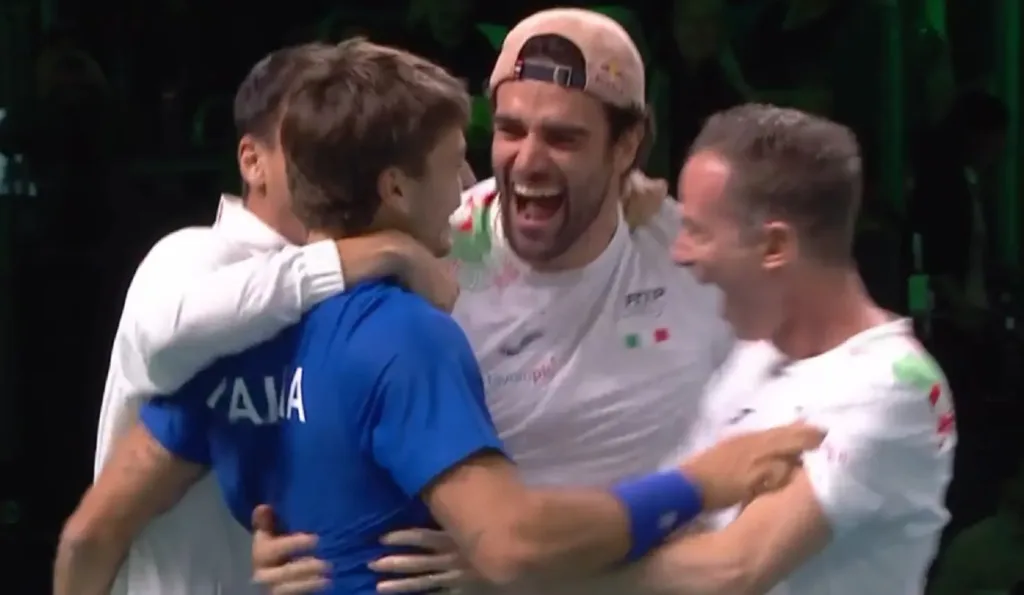 La gioia dopo il punto decisivo di Cobolli