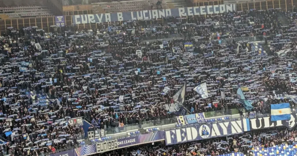 La sciarpata dei tifosi del Napoli dedicata a Maradona