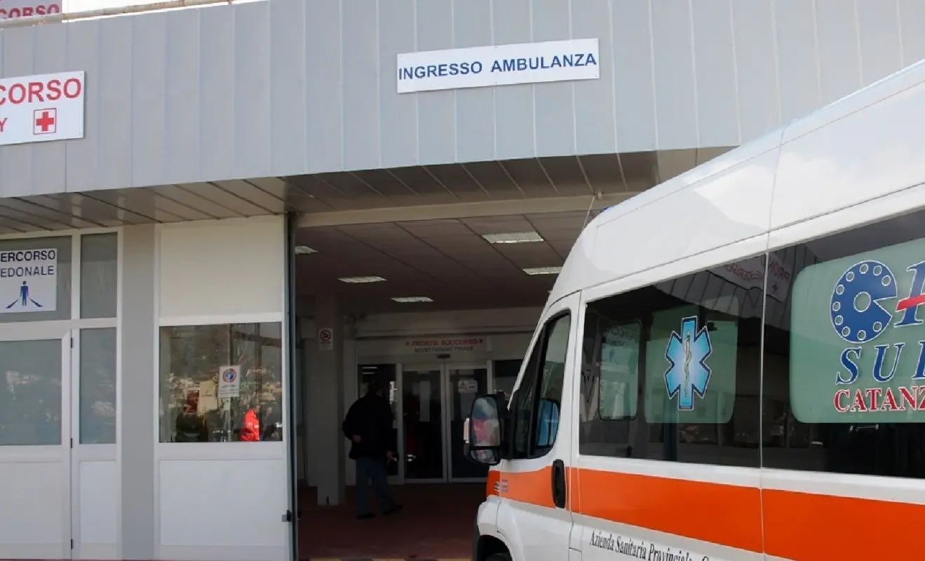 Lamezia, 57enne muore tra le braccia del figlio: ambulanza dopo 30 minuti e senza medico: ‘118 al collasso’