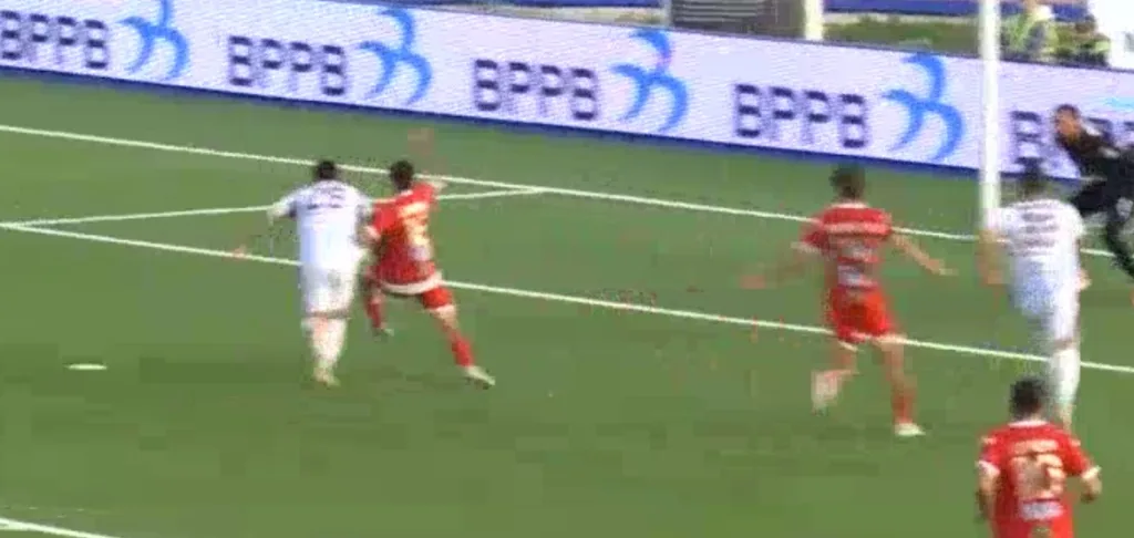 Le proteste dell'Altamura per un fallo di Matino