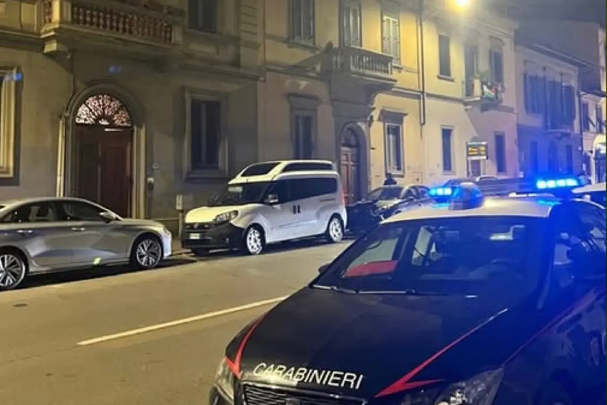 Firenze, chi sono marito e moglie trovati morti in casa con ferite da arma da taglio: ‘Sangue ovunque’