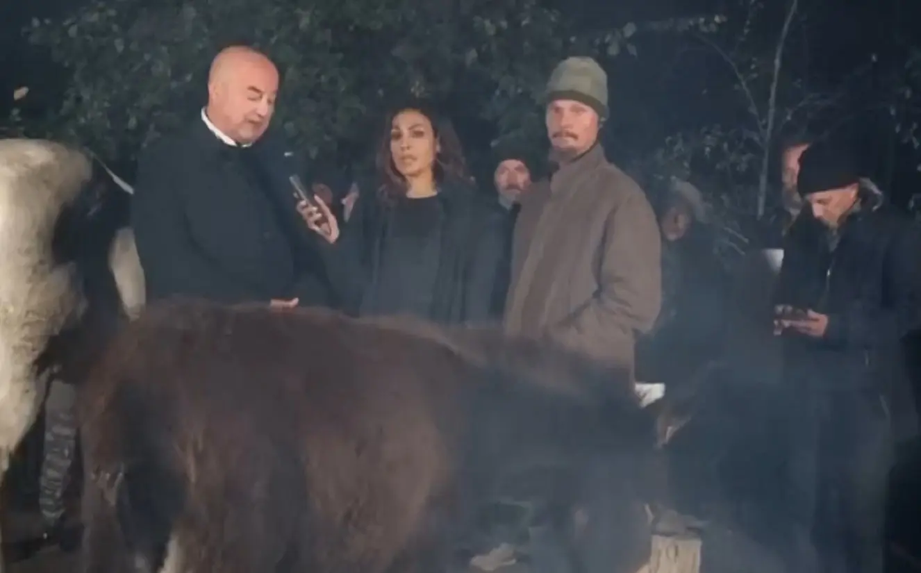 Famiglia nel bosco, figli allontanati: ‘Gravi rischi per i minori’, il papà: ‘Ci stanno distruggendo’