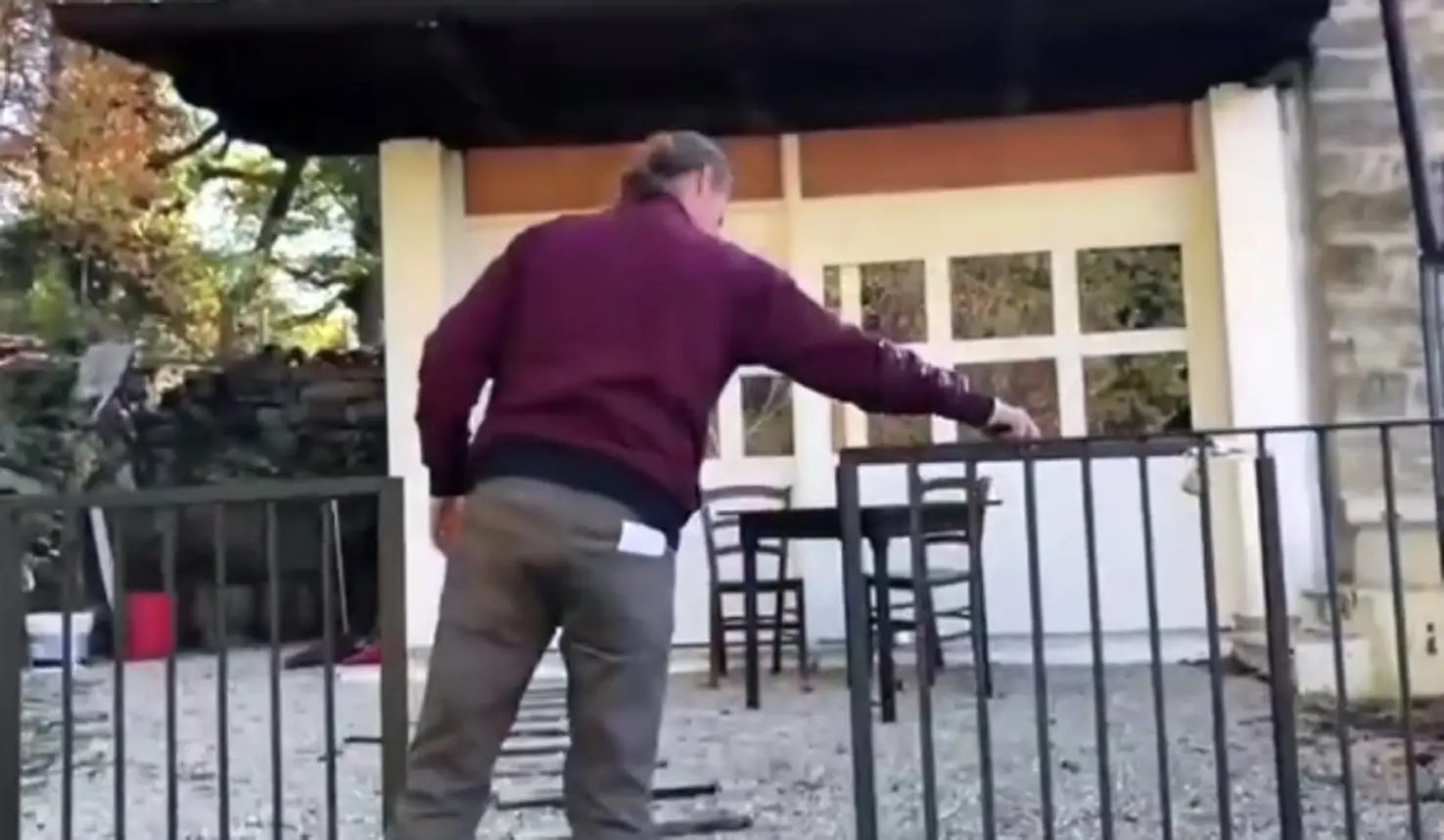 Nathan Trevallion entra nell'abitazione temporanea a Palmoli