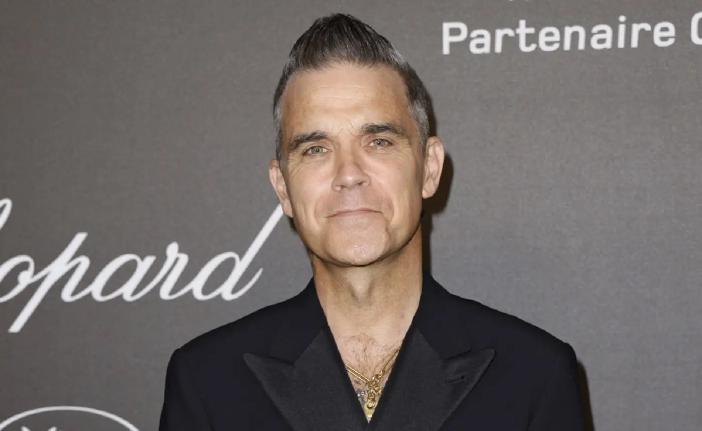 Robbie Williams choc: ‘Sto perdendo la vista per le iniezioni dimagranti’, l’allarme della popstar Robbie Williams choc: ‘Sto perdendo la vista per le iniezioni dimagranti’, l’allarme della popstar
