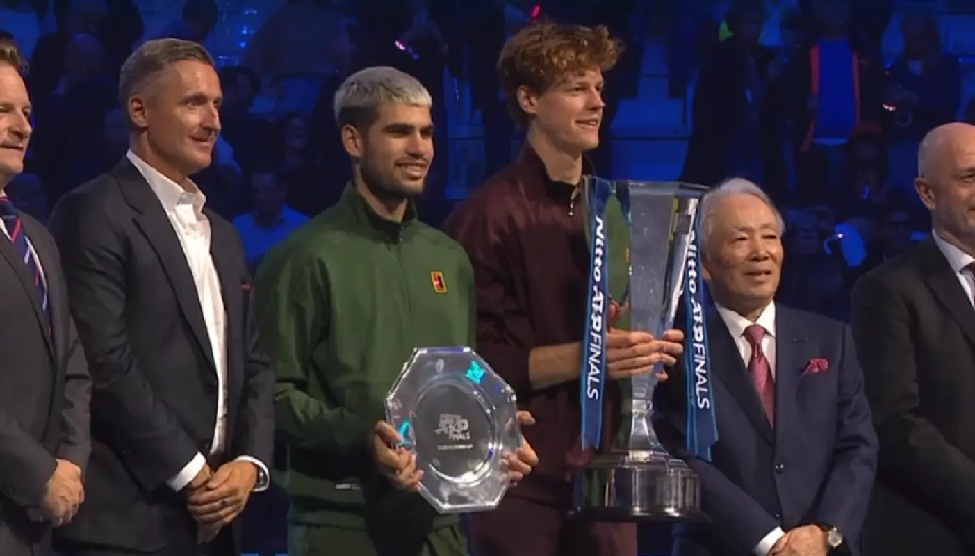 Sinner con il trofeo dei Maestri con Alcaraz