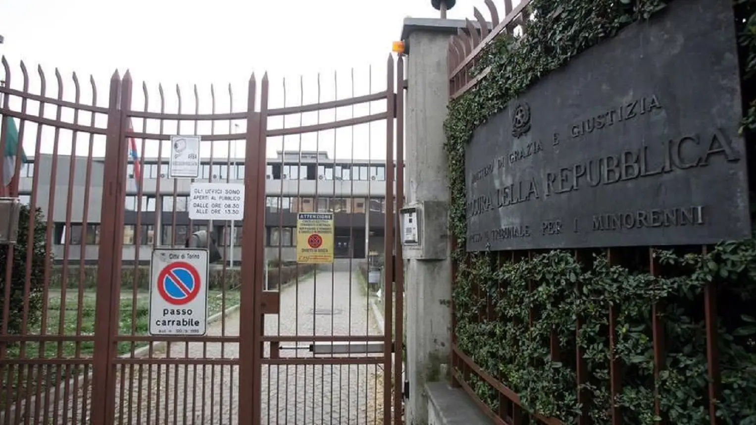 Disabile 15enne sequestrato e torturato nella notte di Halloween a Moncalieri: caccia al filmato nei cellulari