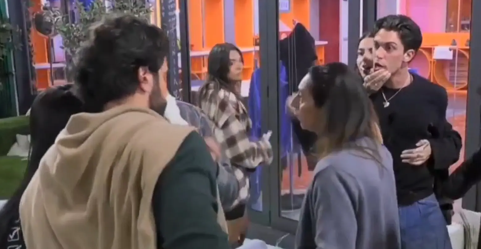 GF, caos totale: Omer abbassa i pantaloni e scoppia la rissa con Simone e Jonas, la regia stacca (VIDEO)