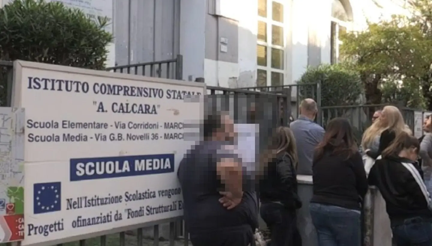 Marcianise, Federica si è lasciata cadere nel vuoto a 12 anni: ‘Mi dispiace’, il biglietto trovato sul banco