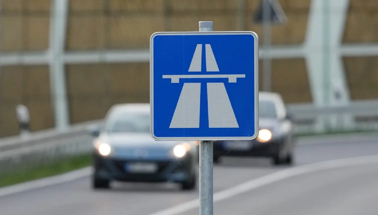 Sesso in auto a 140 km/h in autostrada: coppia fermata dalla polizia, camion costretto a deviare Sesso in auto a 140 km/h in autostrada: coppia fermata dalla polizia, camion costretto a deviare