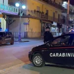 Donna accoltellata a Qualiano: 35enne in fin di vita, caccia all’aggressore in fuga
