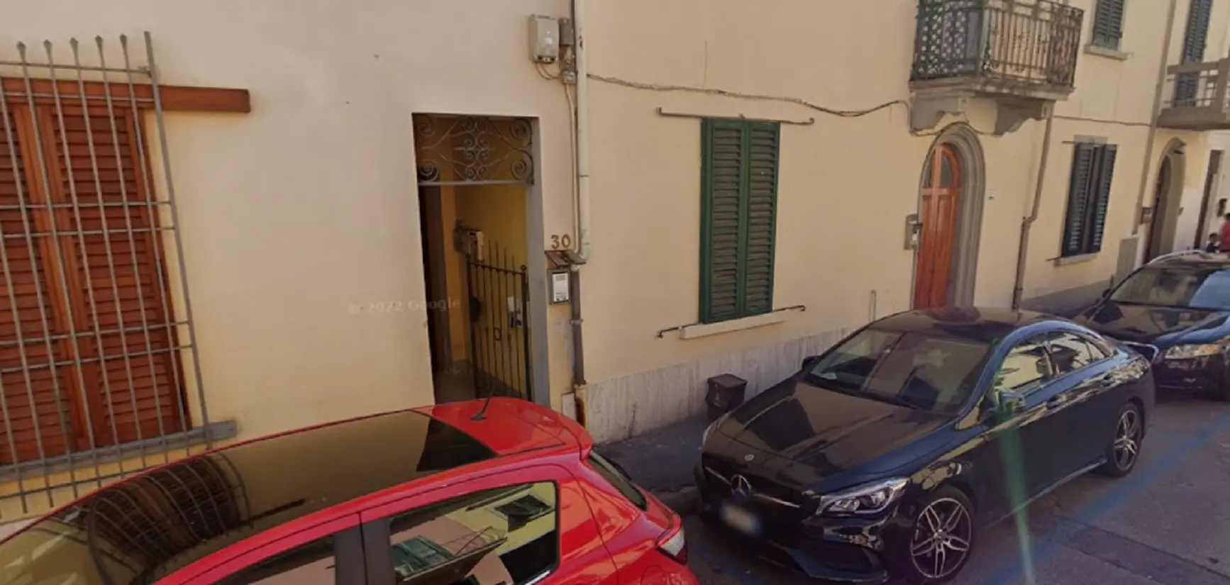 Prato, tenta di amputare la mano alla moglie con una mannaia davanti ai figli: arrestato 48enne