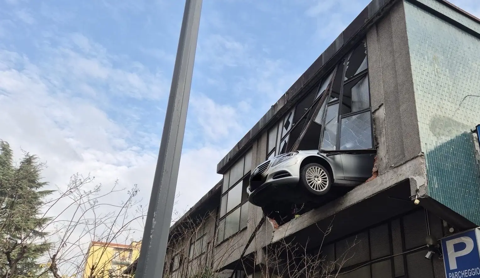 84enne rimane in bilico con l’auto a Milano dopo aver sfondato muretto e vetrata al 1º piano di un garage