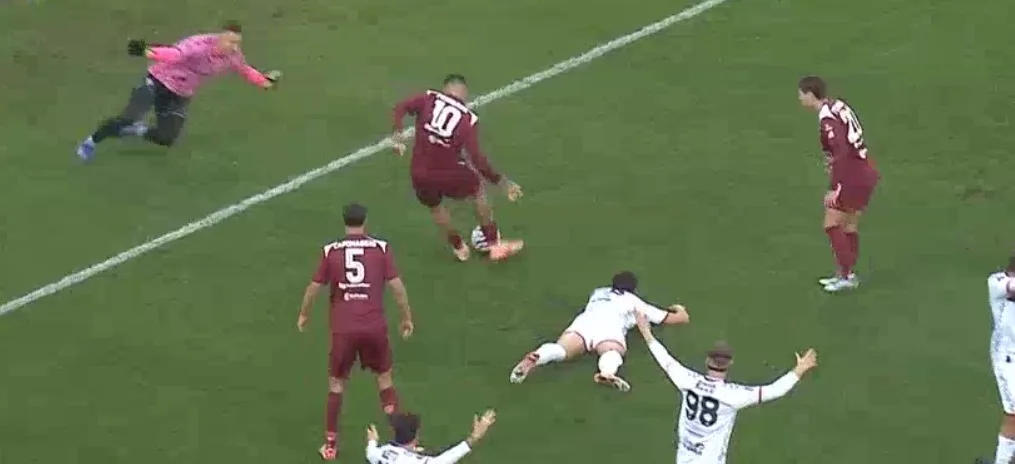 Ferrari centra il portiere da pochi passi, poi l'arbitro fischia fallo