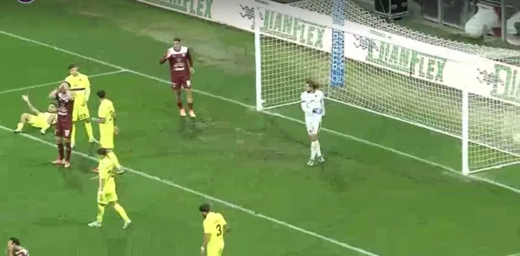 Ferrari con le mani nei capelli dopo il colpo di testa alto sopra la traversa