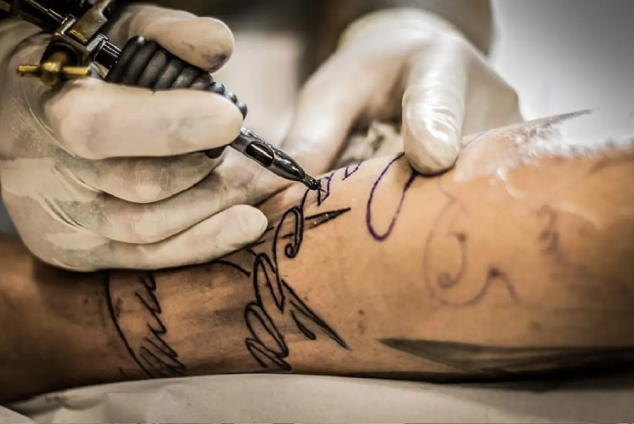 I tatuaggi restano nei linfonodi per anni: infiammazione e difese più deboli, cosa rivela il nuovo studio
