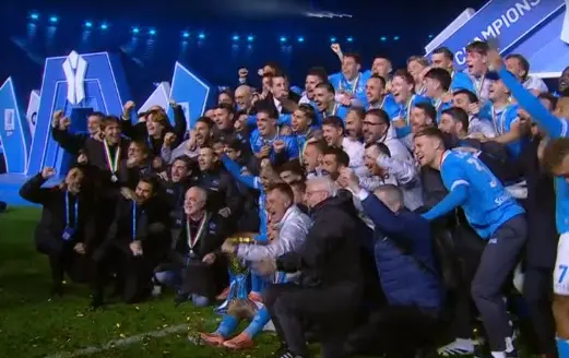 Il Napoli festeggia la Supercoppa con De Laurentiis