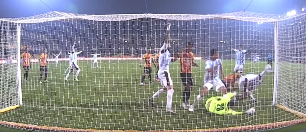 Il gol di Capomaggio contestato