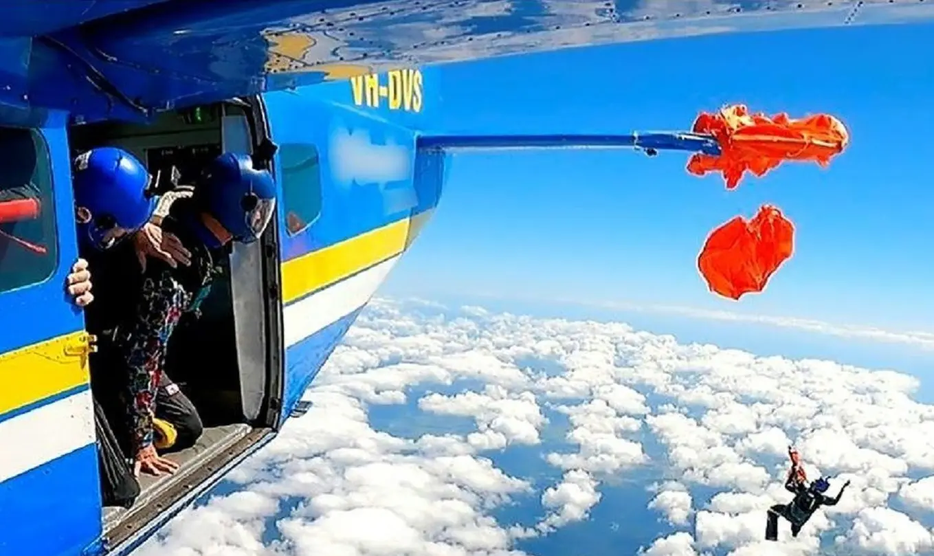 Il paracadutista resta impigliata alla coda dell'aereo