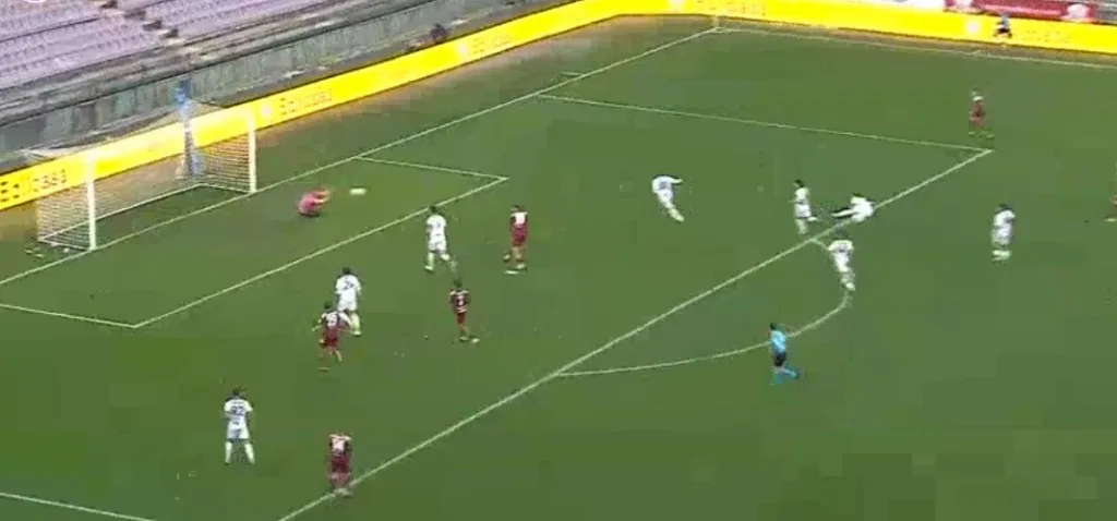 Il portiere del Foggia evita il tris granata