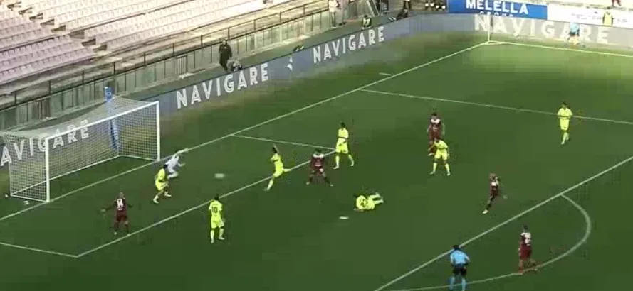 Il portiere del Trapani salva su De Boer