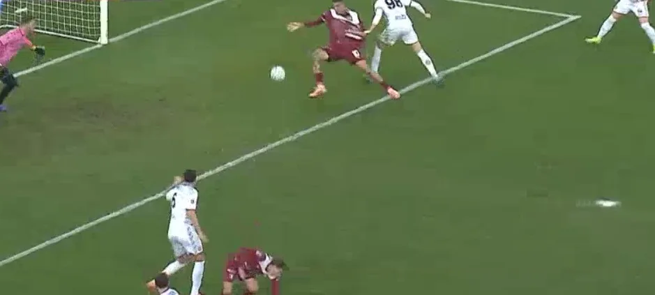 L'arbitro non concede il rigore per la trattenuta su Ferrari