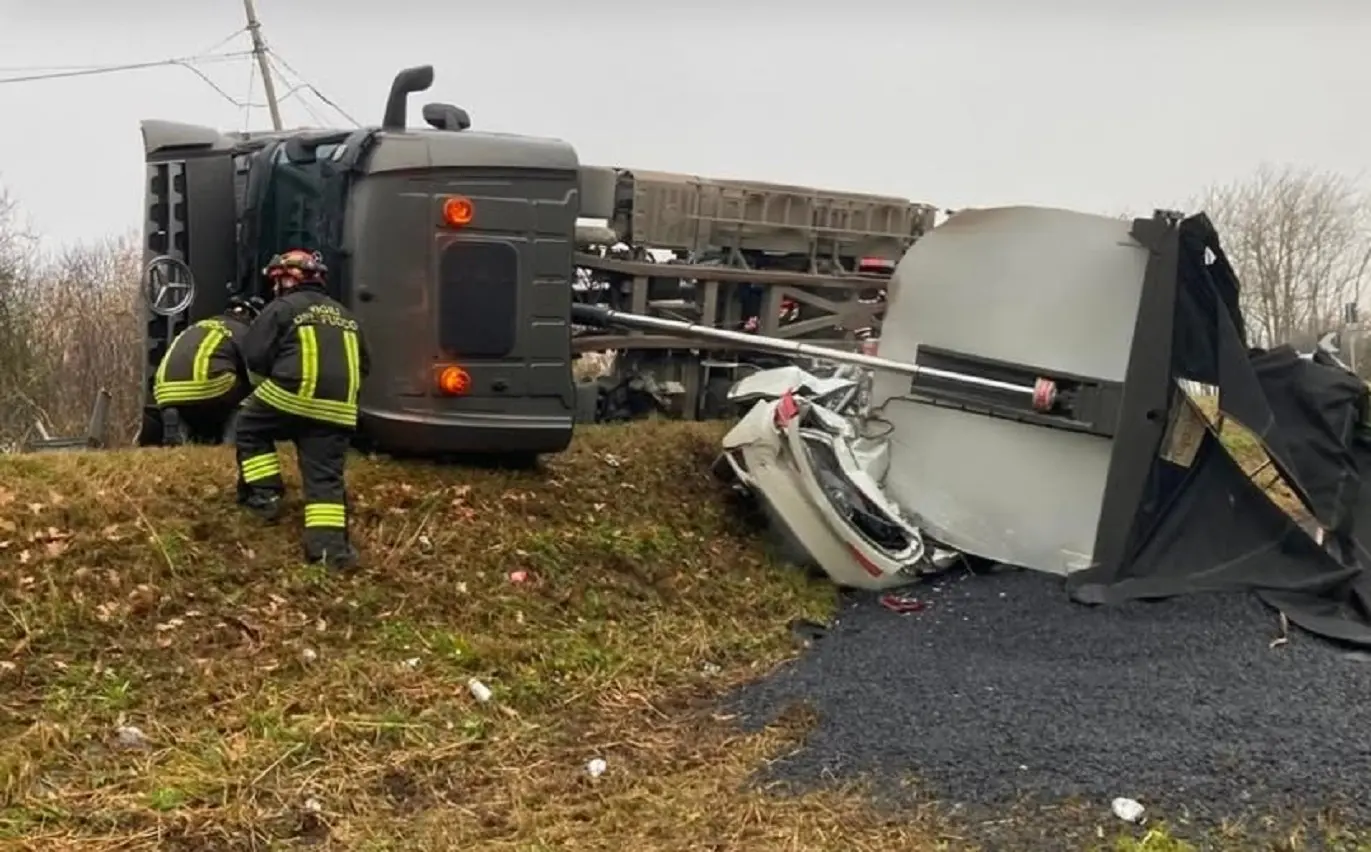 L'auto di Sussana Zuffoli schiacciata dal camion