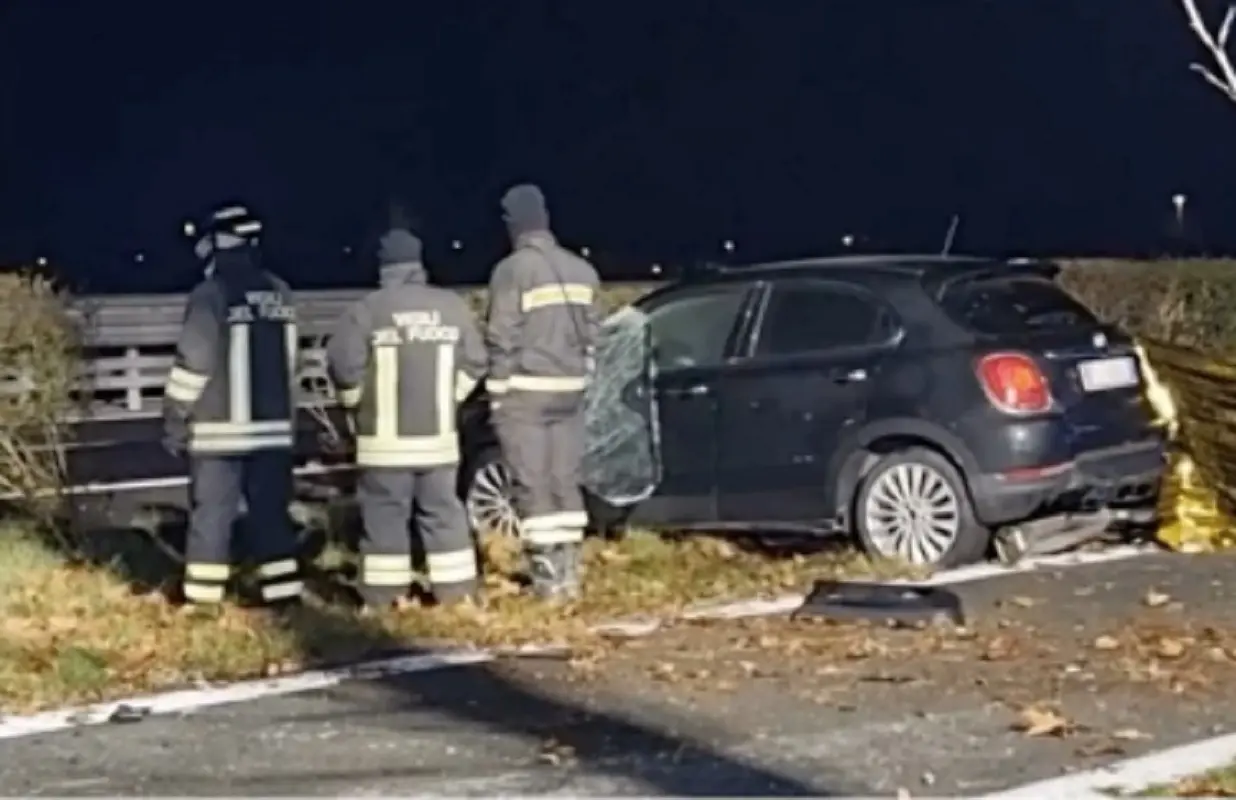 L'auto dopo l'incidente mortale sull'A5 in cui è morta la piccola Lucia