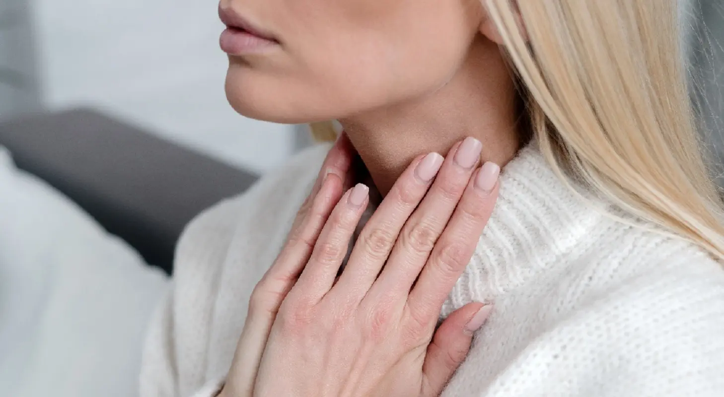 Mal di gola che peggiora di notte: perché succede davvero e quando preoccuparsi Mal di gola che peggiora di notte: perché succede davvero e quando preoccuparsi