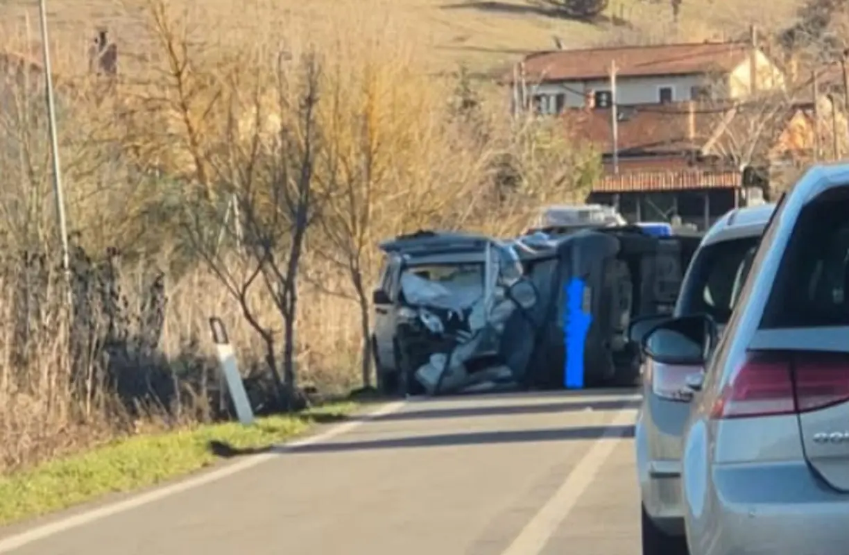 Pignola, dramma senza fine: muore anche Francesco, 9 anni, dopo lo schianto che aveva ucciso il padre Pignola, dramma senza fine: muore anche Francesco, 9 anni, dopo lo schianto che aveva ucciso il padre