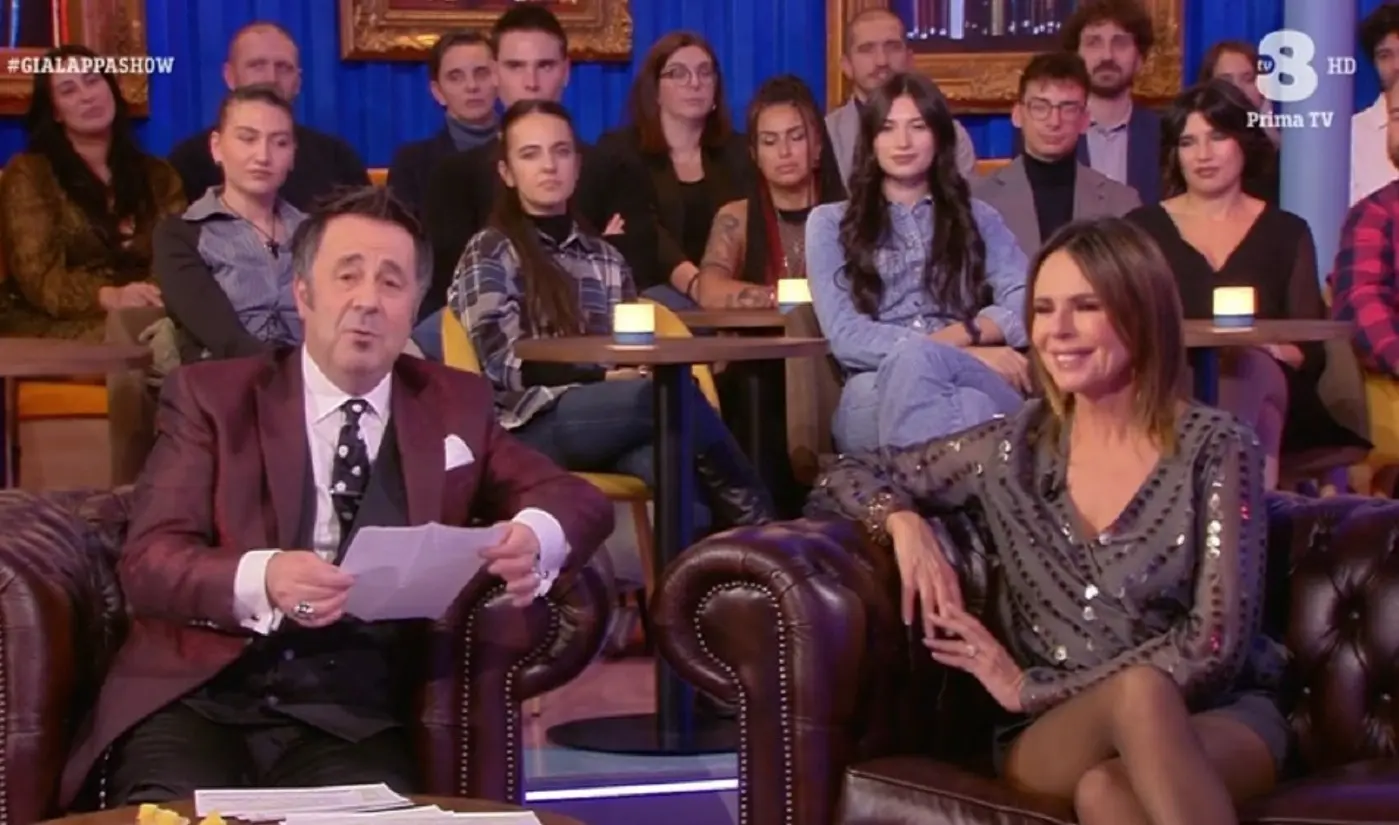 Paola Perego conduttrice della settima puntata di Gialappa Show con Mago Forest