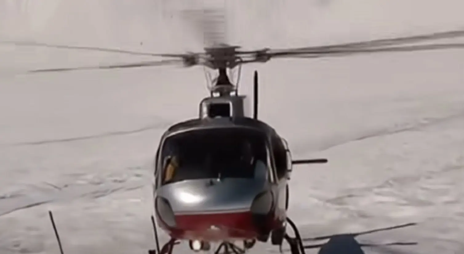 Parcheggia l'elicottero sulla pista e va sciare