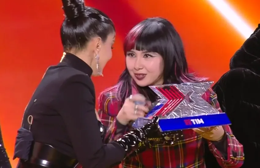 Rob festeggia con il premio