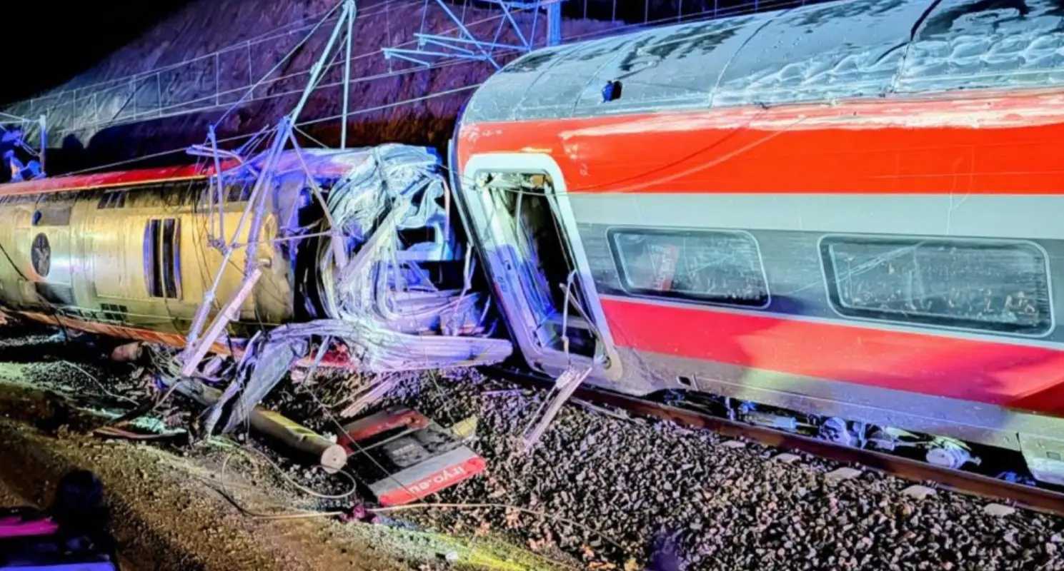 Spagna, scontro tra due treni ad alta velocità in Andalusia: almeno 10 morti e decine di feriti, vagoni ribaltati