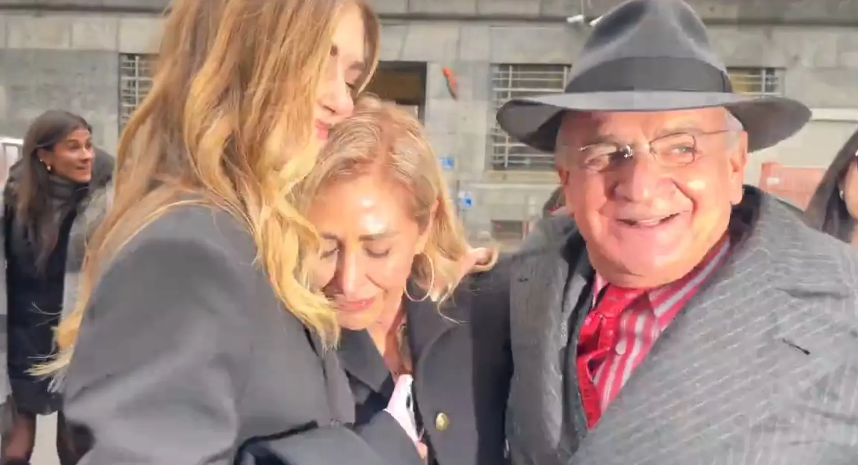 Chiara Ferragni con la madre commossa dopo la sentenza