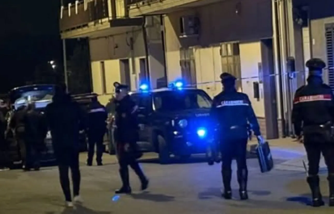 Femminicidio a Mileto: commercialista spara alla moglie e si toglie la vita, si stavano separando