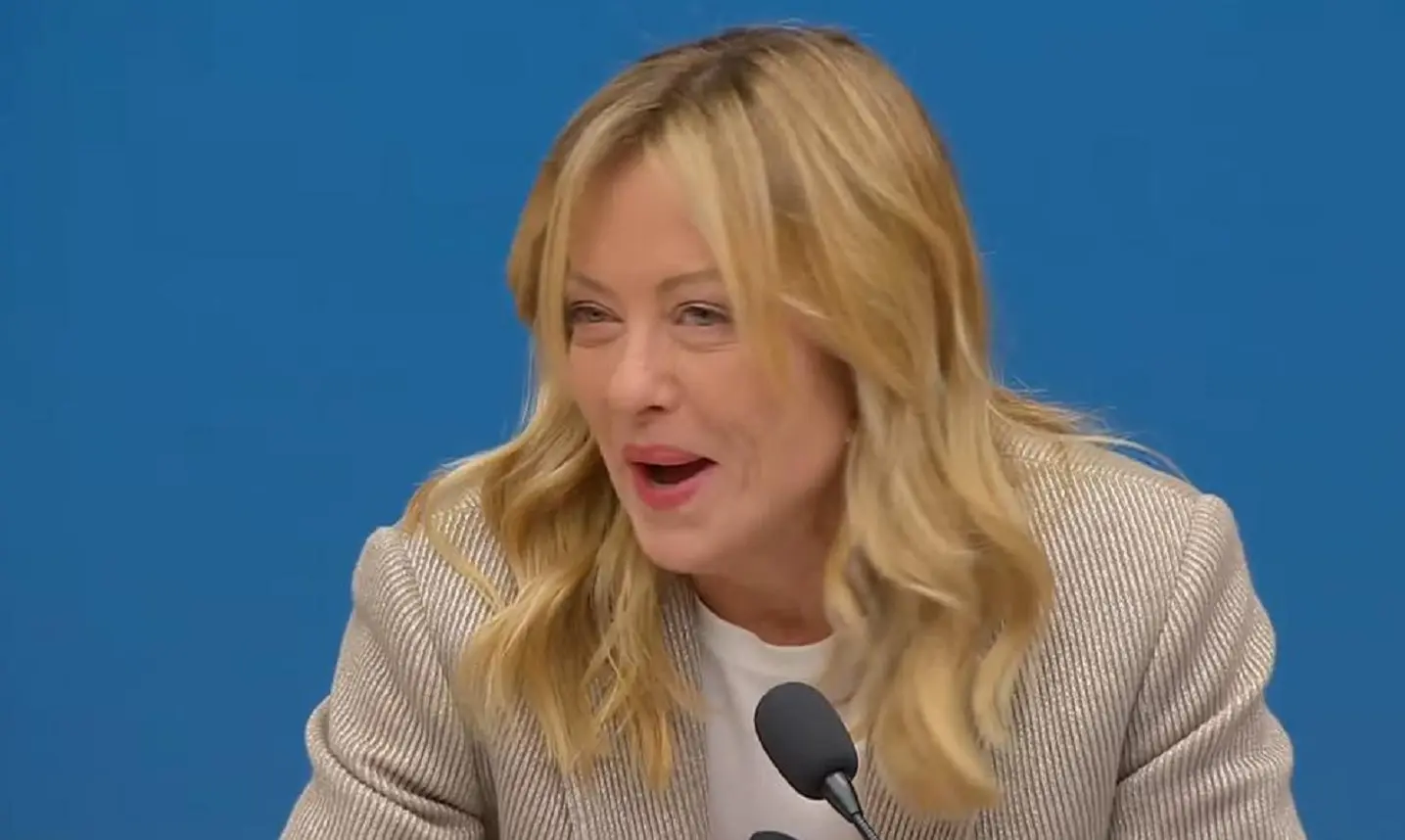 Meloni, frecciate e sarcasmo nella conferenza di inizio anno: ‘Vorrei lavorare con Fiorello’